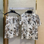 Completo femminile estivo in tessuto leggero con stampa floreale neutra, ideale per look casual e fresco.