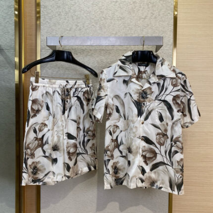 Completo femminile estivo in tessuto leggero con stampa floreale neutra, ideale per look casual e fresco.