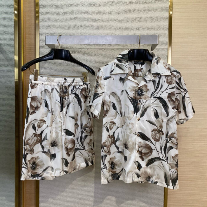 Completo femminile estivo in tessuto leggero con stampa floreale neutra, ideale per look casual e fresco.