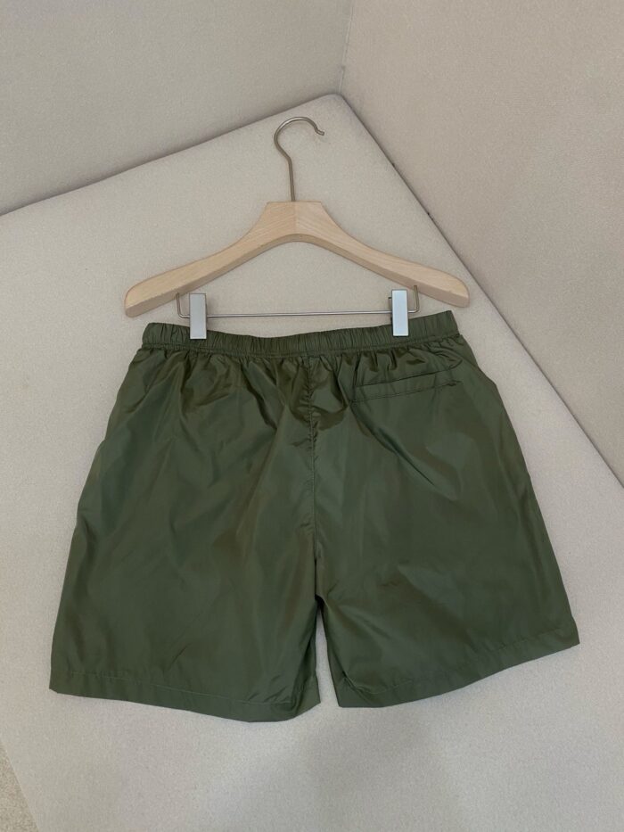 Shorts cargo verdi casual da uomo in tessuto leggero e comodo, perfetti per l’estate.