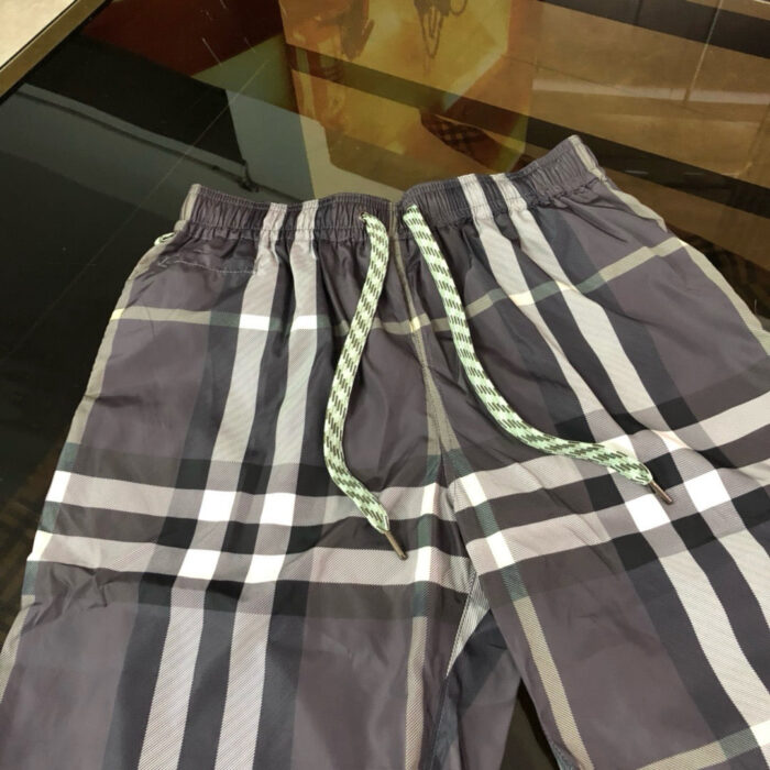 Pantaloncini da estate a quadri con elastico e cordino verde, moda e comfort estivi.