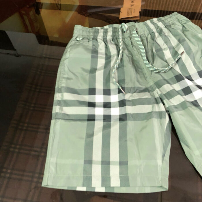 Pantaloncini da spiaggia verde a quadri, elasticizzati e riflettenti, perfetti per lestate.