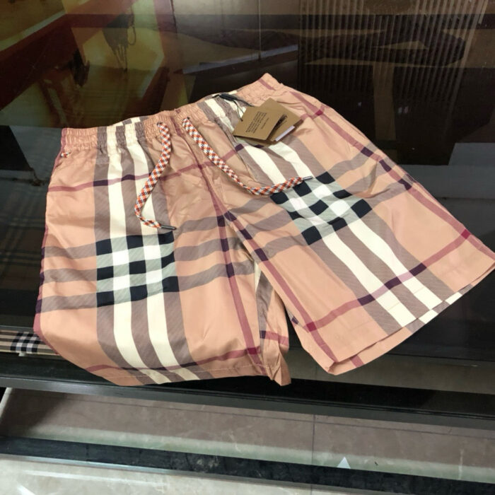 Costume da bagno Burberry pesca con check, elastico e cordoncino rosso, stile estivo e di classe.