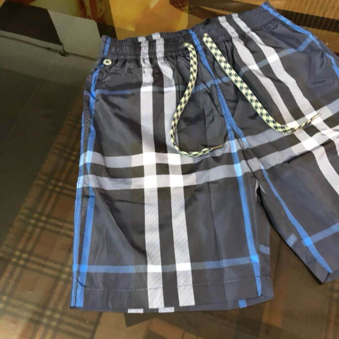 Shorts da spiaggia a quadri con cinta elastica e design estivo, perfetti per il mare.