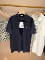 Vetrina con polo navy e bianca e shorts a quadri, stile casual estivo e sofisticato.