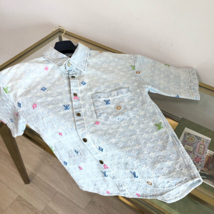 Camicia estiva blu ricamata con motivi floreali e cloud, stile casual e fresco per lestate.