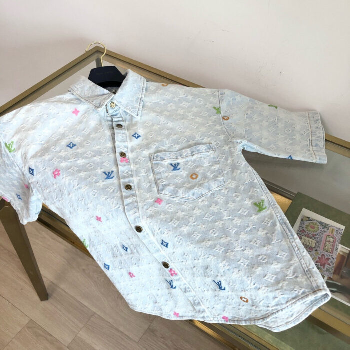 Camicia estiva blu ricamata con motivi floreali e cloud, stile casual e fresco per lestate.