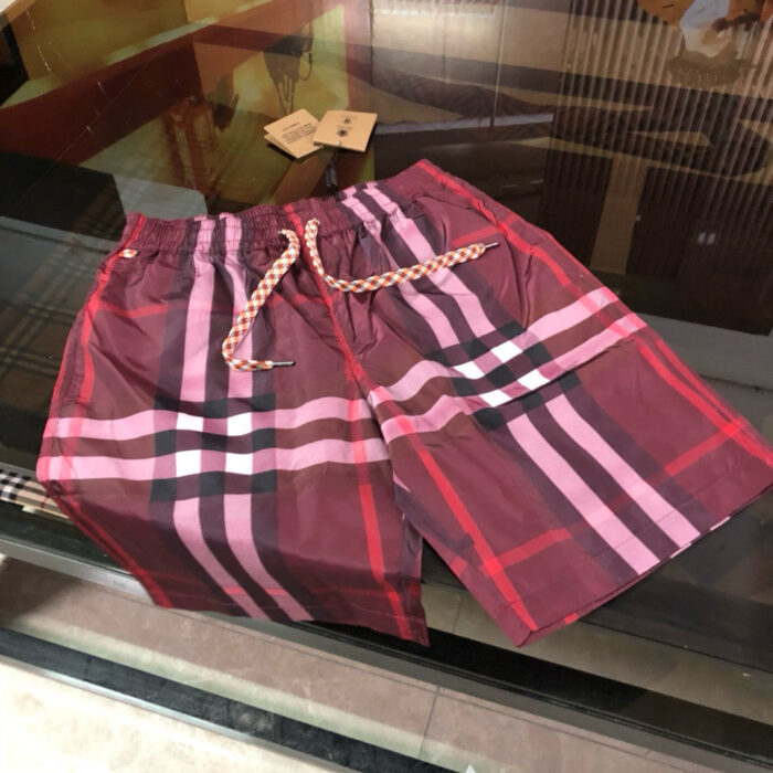 Pantaloncini estivi a quadri colorati, elasticizzati e trendy, perfetti per look casual e beachwear.