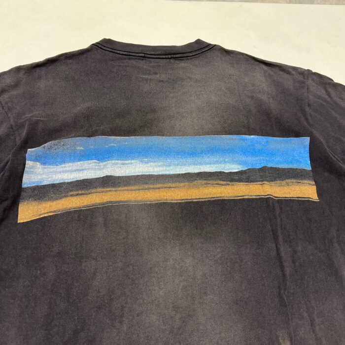 Maglietta nera con paesaggio al tramonto, stile impressionista, tessuto vintage, casual e artistico.