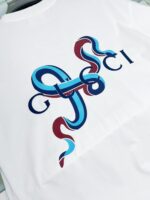 T-shirt bianca con logo artistico colorato e moderno, design dinamico e accattivante.