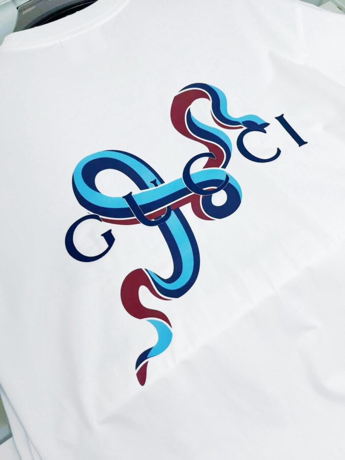 T-shirt bianca con logo artistico colorato e moderno, design dinamico e accattivante.