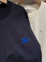 T-shirt blu scuro e kaki