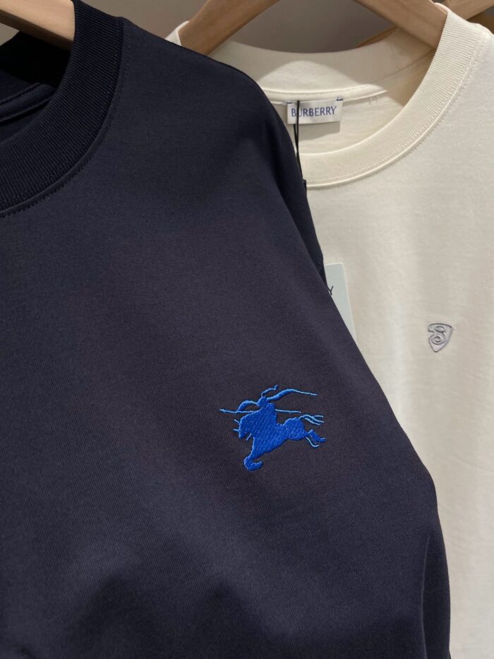 T-shirt blu scuro e kaki