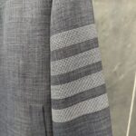 Giacca donna grigia con dettagli di strisce moderne sul manica, stile elegante e raffinato.