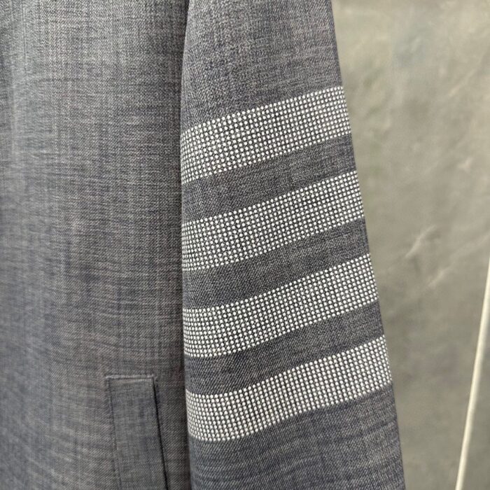 Giacca donna grigia con dettagli di strisce moderne sul manica, stile elegante e raffinato.