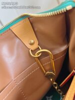 Interno raffinato di borsa in pelle con tasca in turquoise e dettagli in oro lucido.
