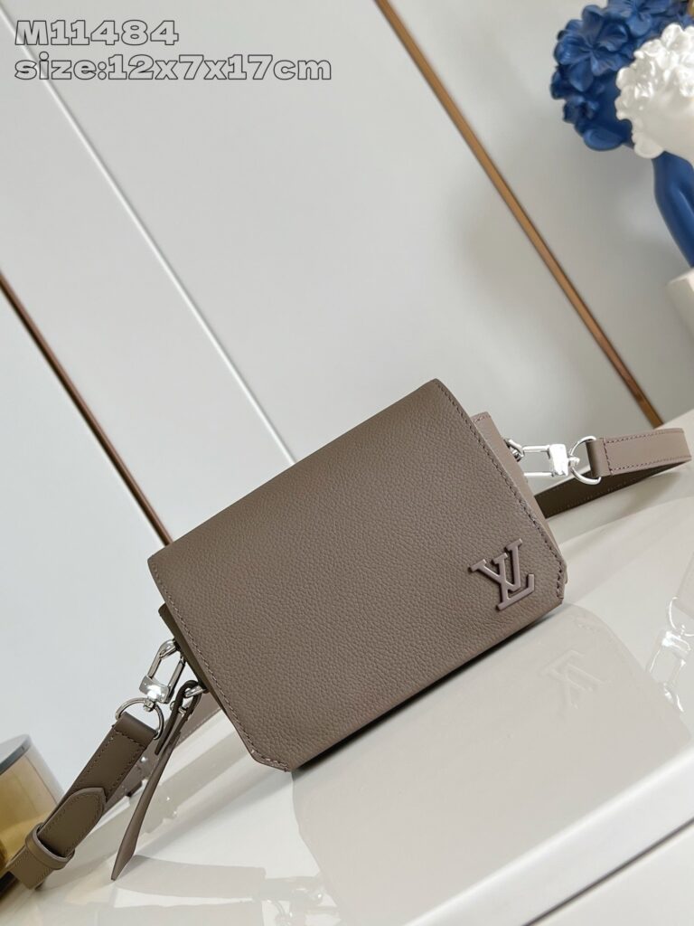 Borsa in pelle taupe elegante con logo embossé, versatile e di alta qualità per ogni occasione.