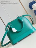 Borsa turquoise moderna con dettagli silver, charm pom-pom e tracolla regolabile, stile elegante e vivace.