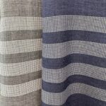Tessuti a righe grigio e blu navy, eleganti e versatili per moda e decorazione.