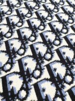 Motivo geometrico moderni in blu, nero e bianco su tessuto elegante e dinamico.