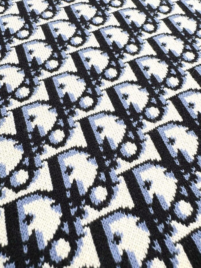 Motivo geometrico moderni in blu, nero e bianco su tessuto elegante e dinamico.