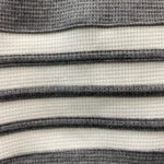 Tessuto a righe grigie e bianche, tessuto a coste morbido e elegante per abbigliamento casual.