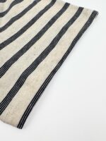 Tessuto a strisce beige e nero in cotone, ideale per arredo e decorazioni d’interni.