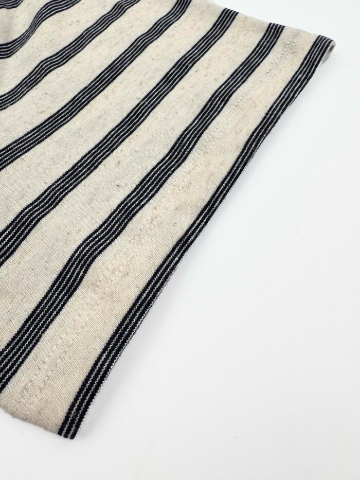 Tessuto a strisce beige e nero in cotone, ideale per arredo e decorazioni d’interni.