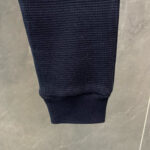 Polsino navy in tessuto texturizzato per pantaloni sportivi e casual, elegante e comodo.