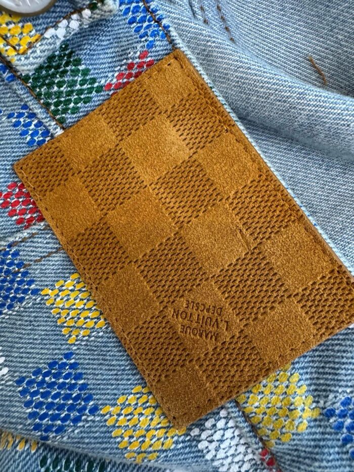 Toppa in pelle su jeans colorati con motivo checkered vivace e dettagli di alta qualità