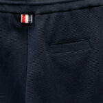 Pantaloni navy con tasche moderne, etichetta a strisce, tessuto resistente e stile casual raffinato.