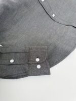 Camicia grigia casual con colletto tradizionale e polsini doppi, elegante e versatile.
