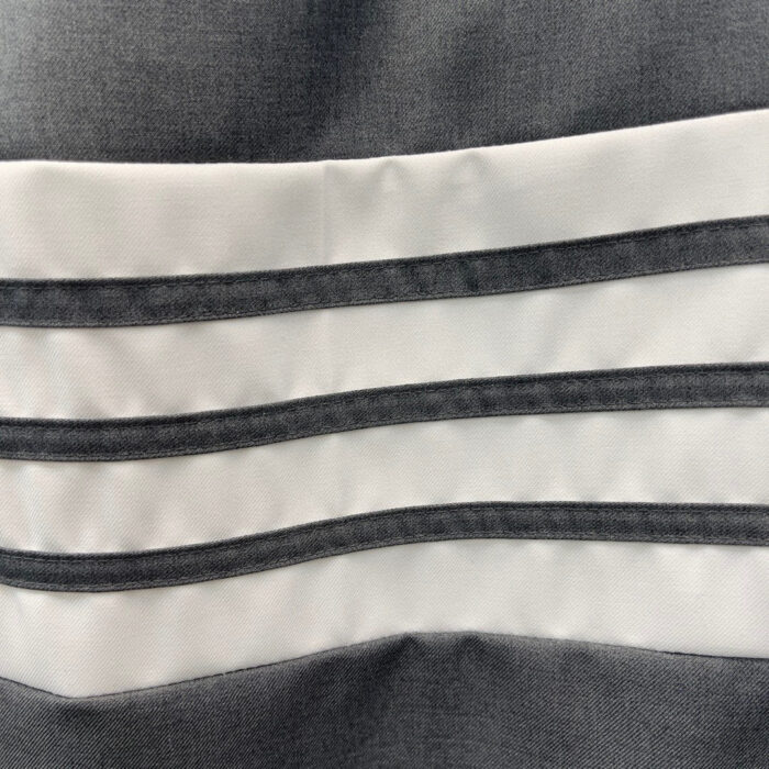 Tessuto elegante grigio con strisce bianche orizzontali, ideale per arredo e moda moderna.