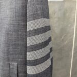 Manica di giacca grigia con strisce moderne e tessuto di alta qualità.