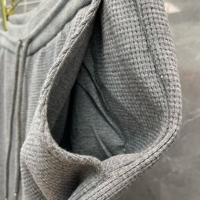 Maglione grigio in tessuto waffle, morbido, confortevole e versatile per il casual.
