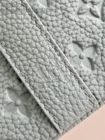 Pelle verde imbottita con motivo floreale 3D, dettagli di qualità e finitura elegante.