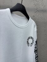 Camicia bianca con texture, dettaglio grafico circolare nero, stile casual e moderna.