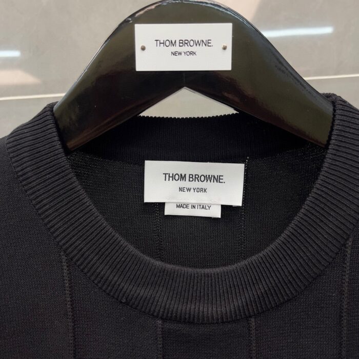 Maglione nero Thom Browne Made in Italy, elegante, di alta qualità, style sofisticato e versatile.