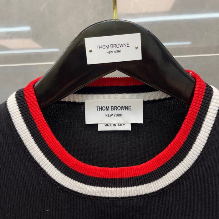 Maglione Thom Browne con colletto a strisce rojo, bianco e nero, made in Italy.