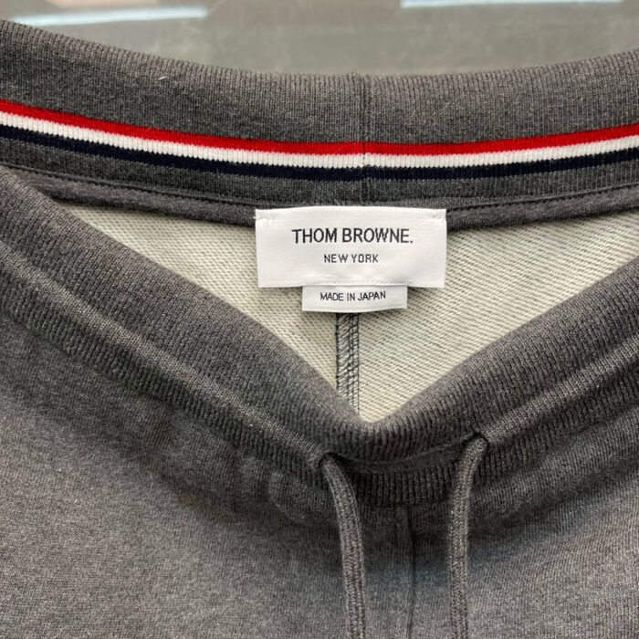 Colletto sweatshirt Thom Browne, cotone grigio, dettaglio righe rosso-bianco-blu, Made in Japan.