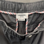 Pantaloni Thom Browne con elastico, dettagli colorati e label Made in Japan.