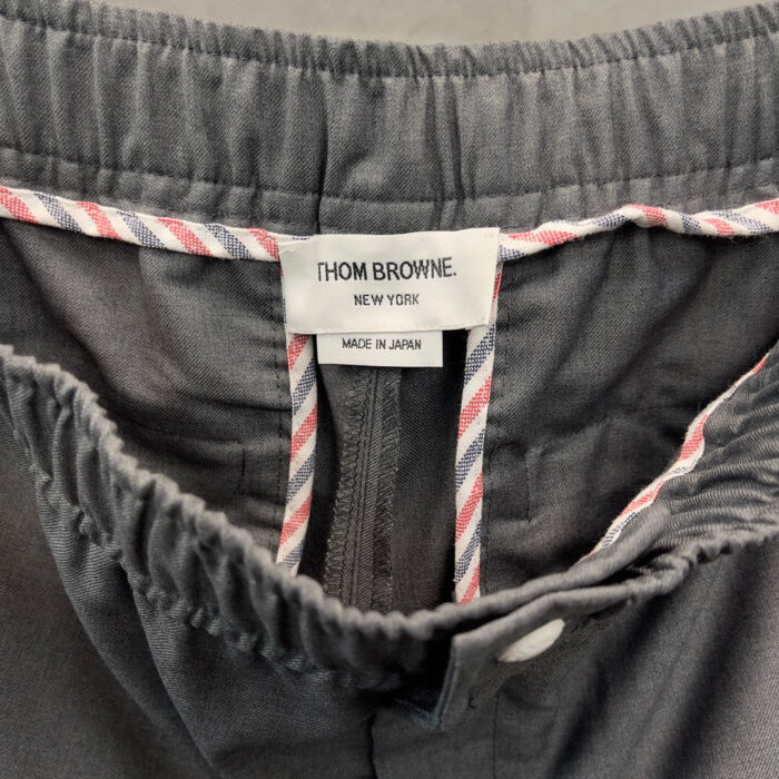 Pantaloni Thom Browne con elastico, dettagli colorati e label Made in Japan.