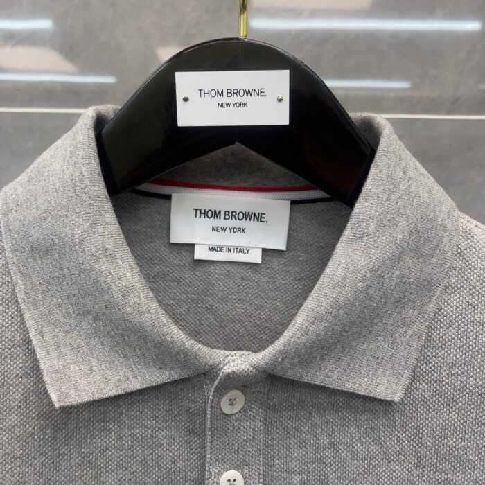 Maglietta polo grigia Thom Browne, Made in Italy, eleganza minimalista e qualità superiore.