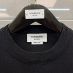 Maglione nero Thom Browne in Italia, stile elegante e di alta qualità.