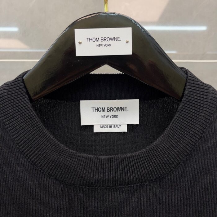 Maglione nero Thom Browne in Italia, stile elegante e di alta qualità.