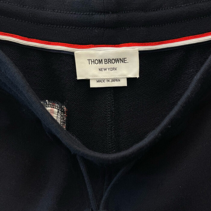 Etichetta di lusso Thom Browne in Giappone con dettaglio di qualità e stile sofisticato.