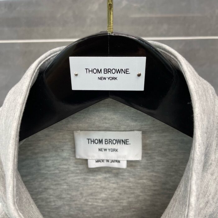 Etichetta Thom Browne di lusso su camicia made in Japan, dettagli di alta qualità e autenticità.