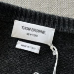 Etichetta Thom Browne Made in Italy su abbigliamento elegante e di alta qualità.