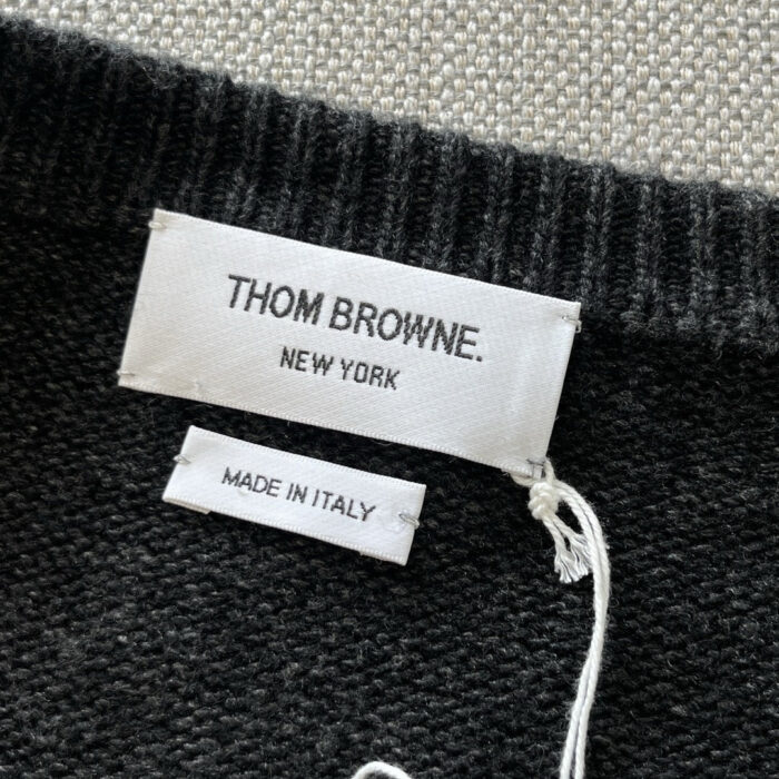 Etichetta Thom Browne Made in Italy su abbigliamento elegante e di alta qualità.