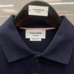 Maglietta polo navy Thom Browne, Made in Italy, tessuto di alta qualità, stile elegante e classico.